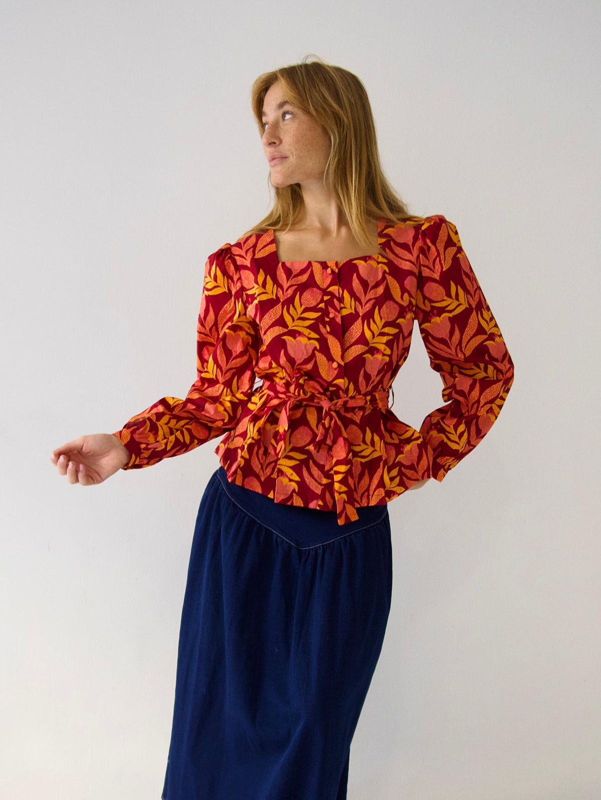 Blusa Beth Flores Burgundy