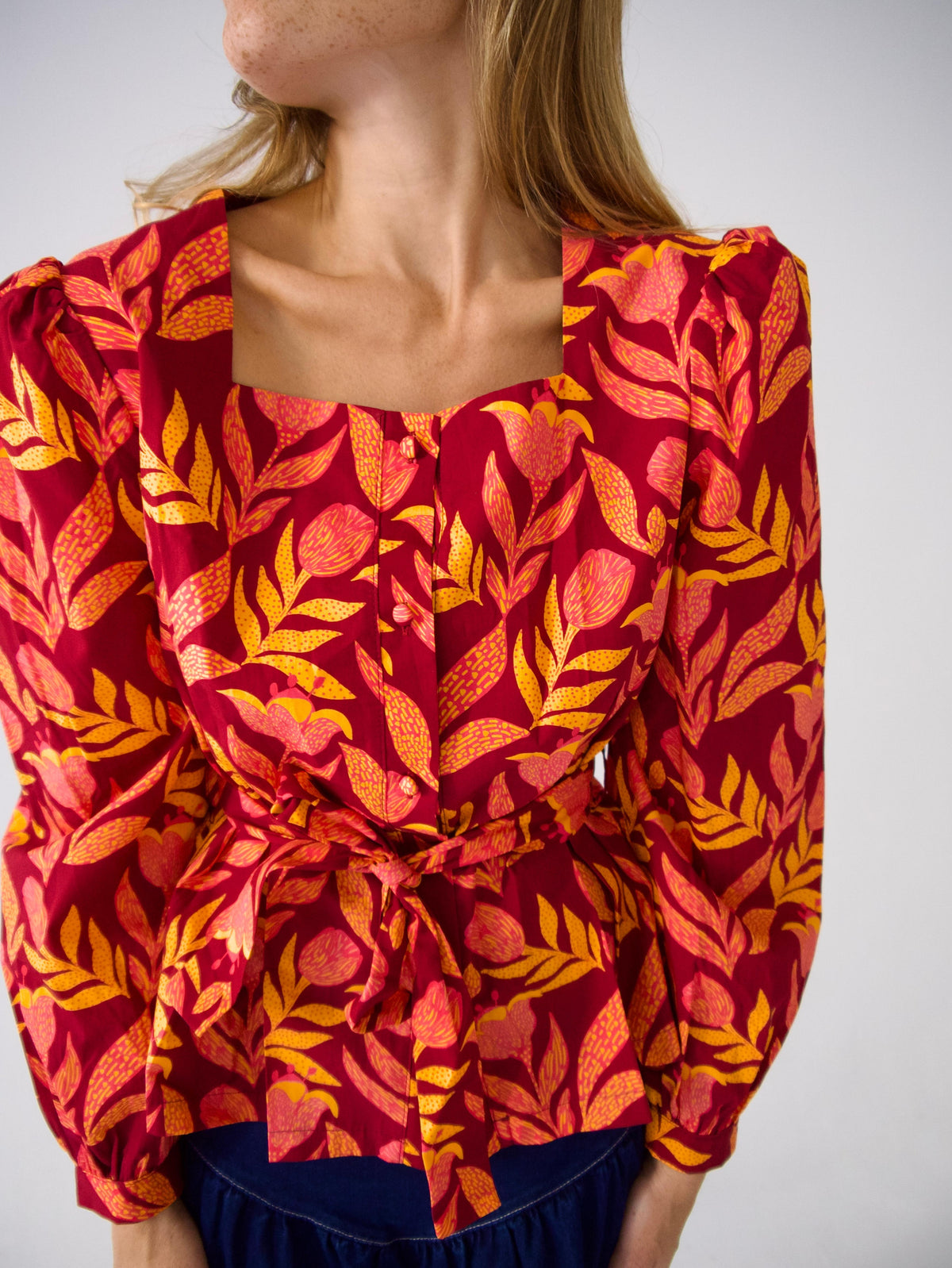 Blusa Beth Flores Burgundy