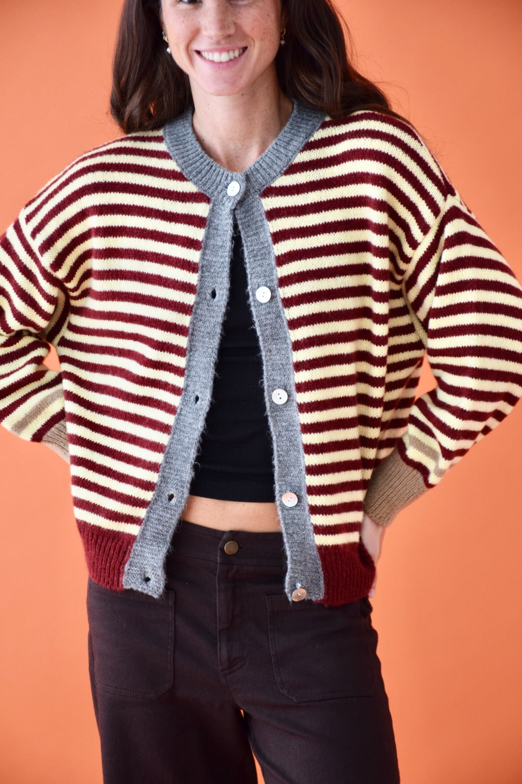 Cárdigan Tessa Burgundy y Amarillo