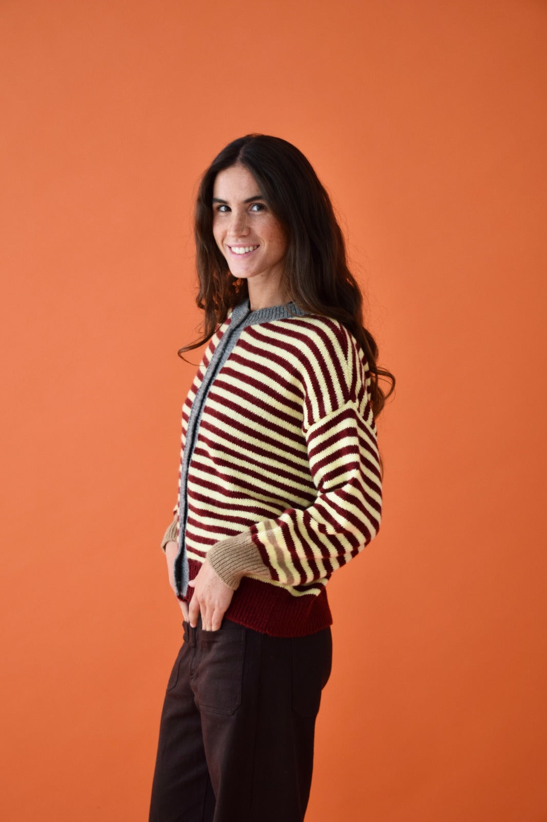 Cárdigan Tessa Burgundy y Amarillo