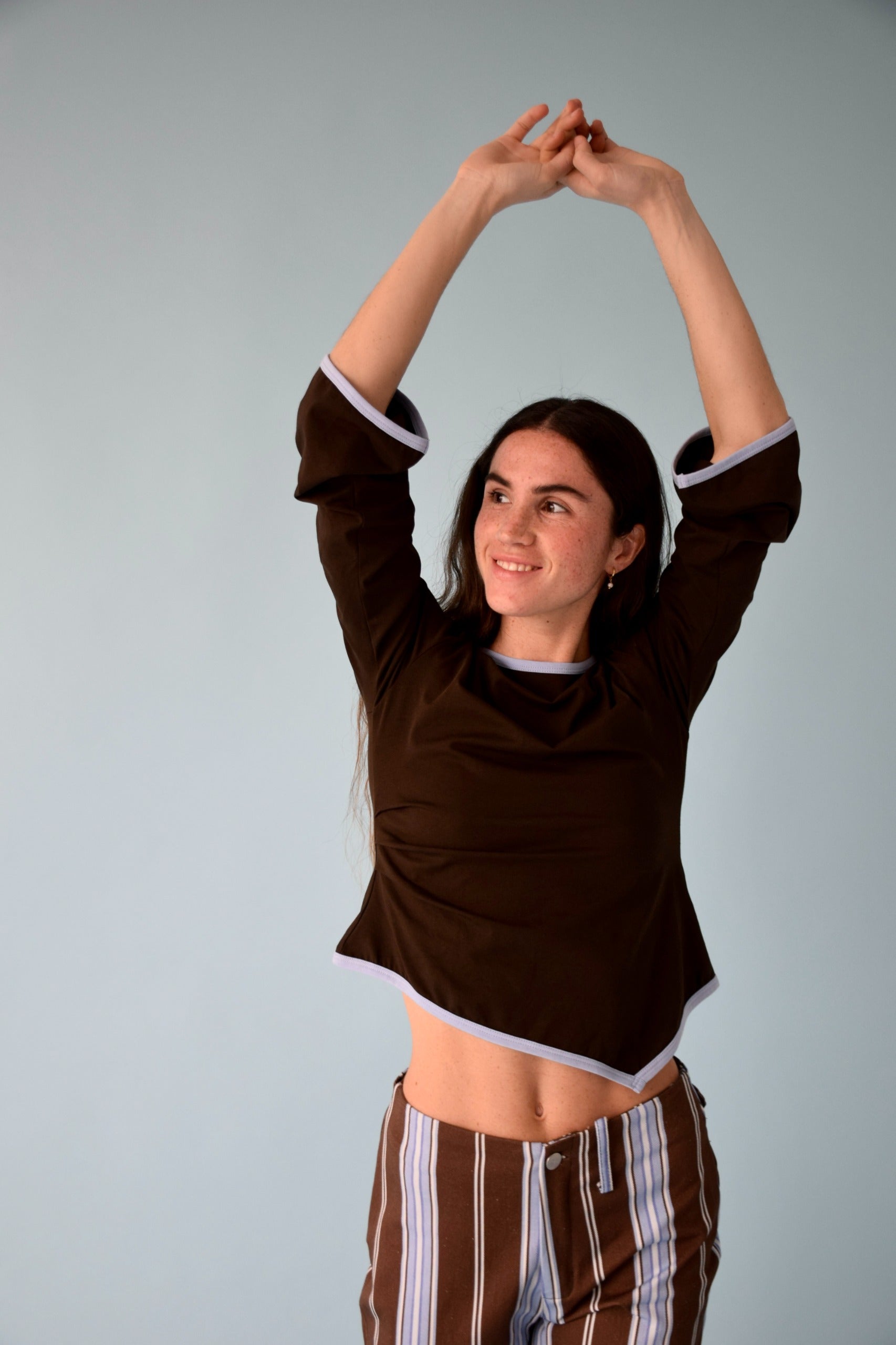 Camiseta Marta Marrón y Azul