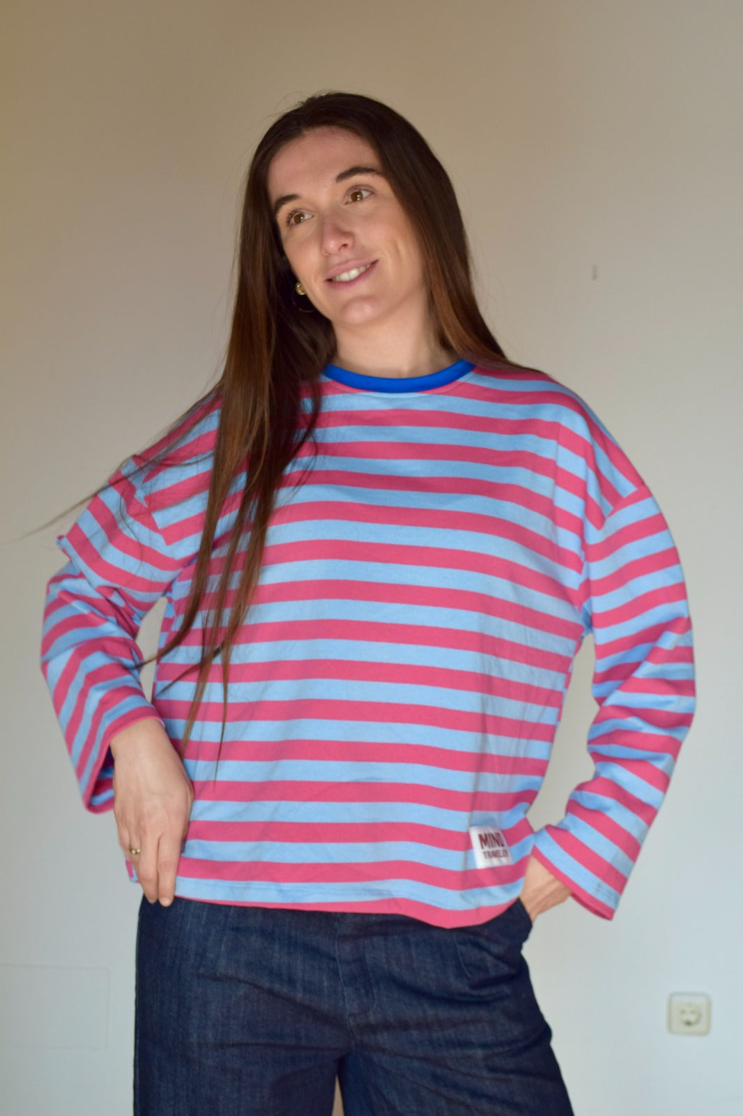 Camiseta Núria Celeste y Fucsia