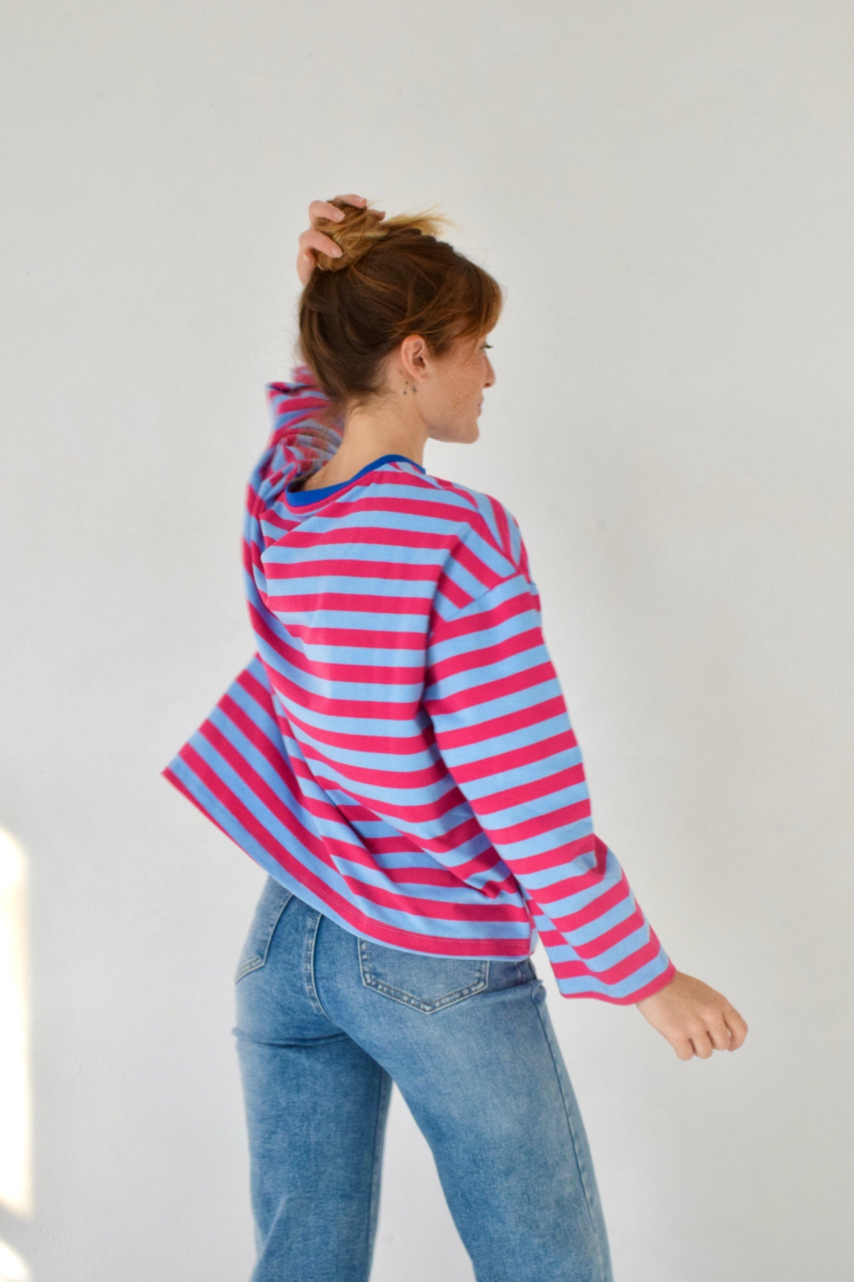 Camiseta Núria Celeste y Fucsia