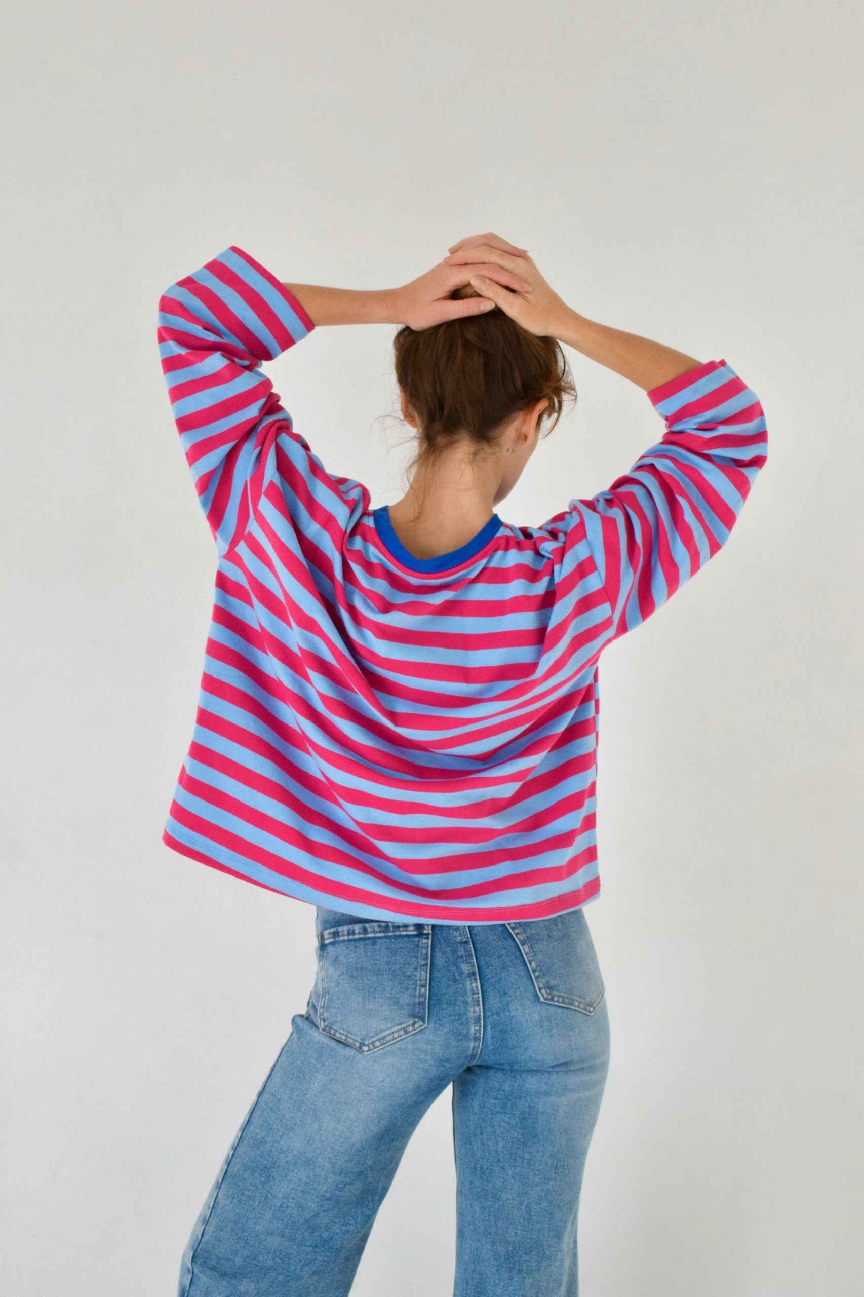 Camiseta Núria Celeste y Fucsia