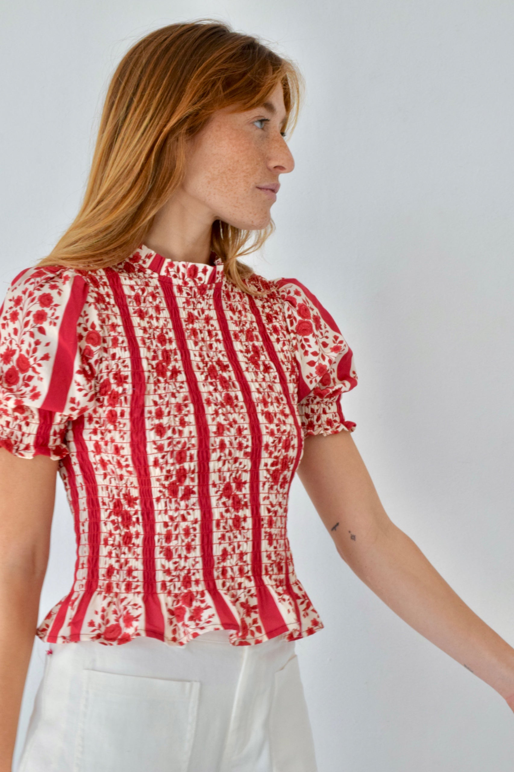 Blusa Chía Flores Roja Manga Corta