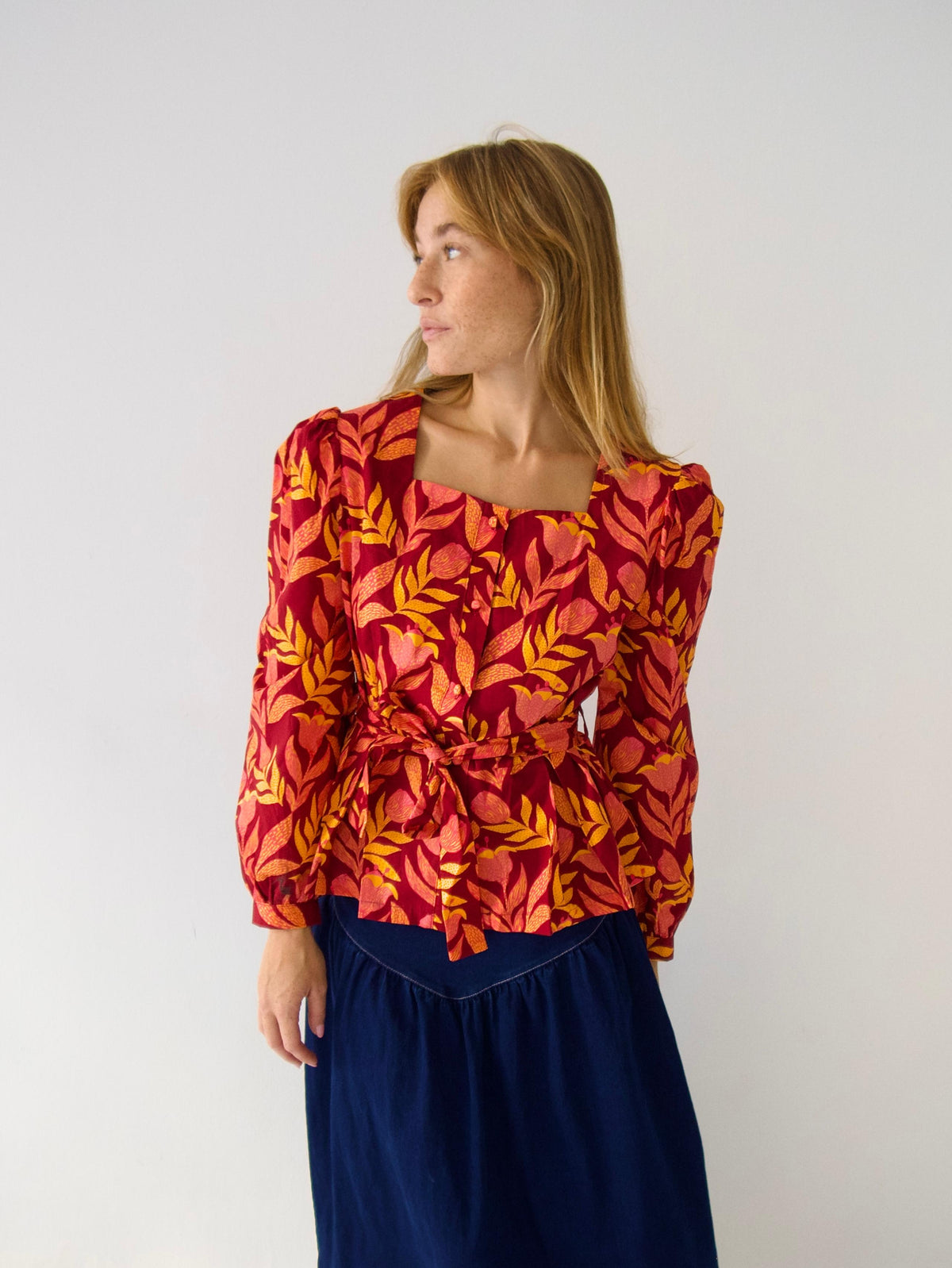 Blusa Beth Flores Burgundy
