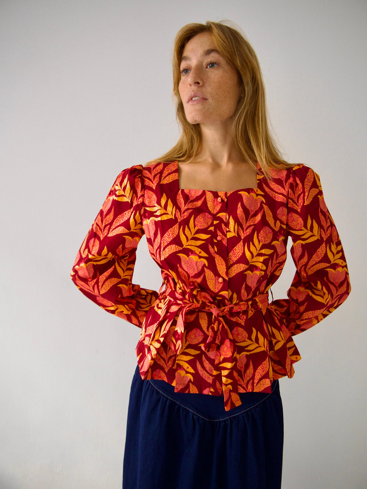 Blusa Beth Flores Burgundy