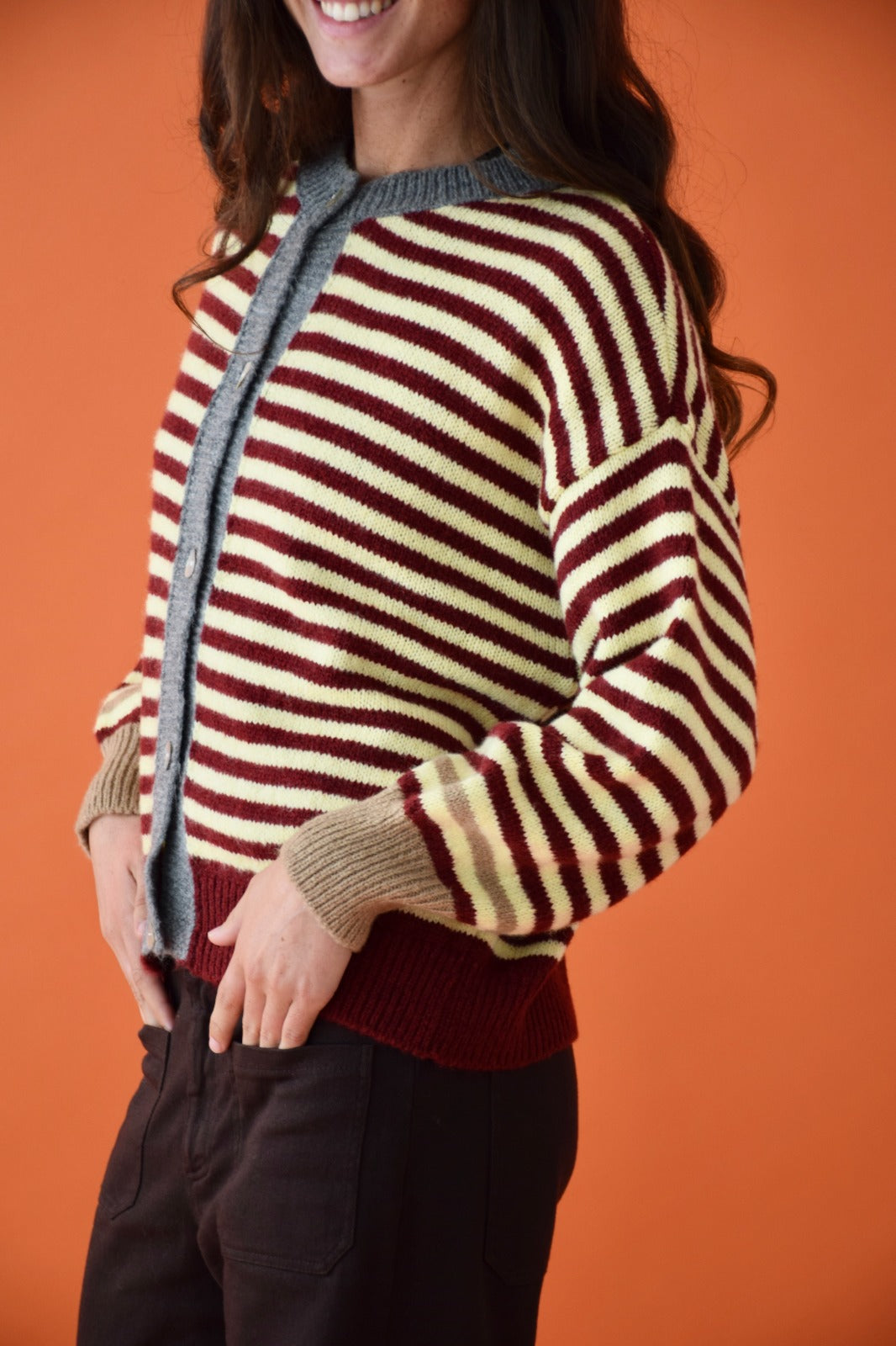 Cárdigan Tessa Burgundy y Amarillo