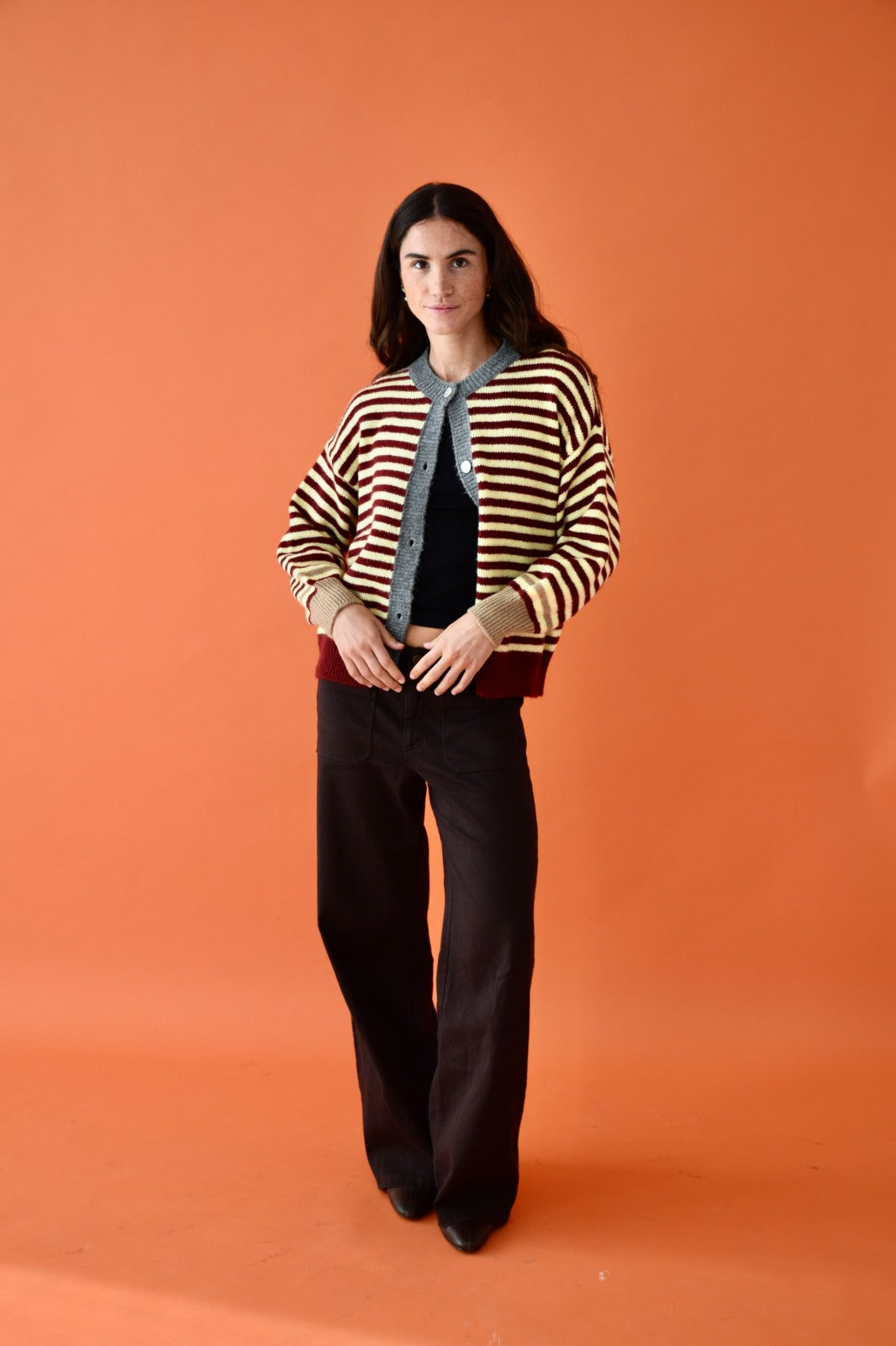 Cárdigan Tessa Burgundy y Amarillo