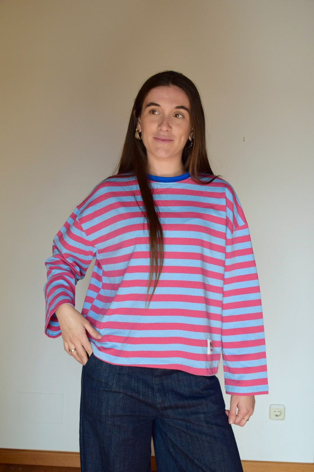 Camiseta Núria Celeste y Fucsia