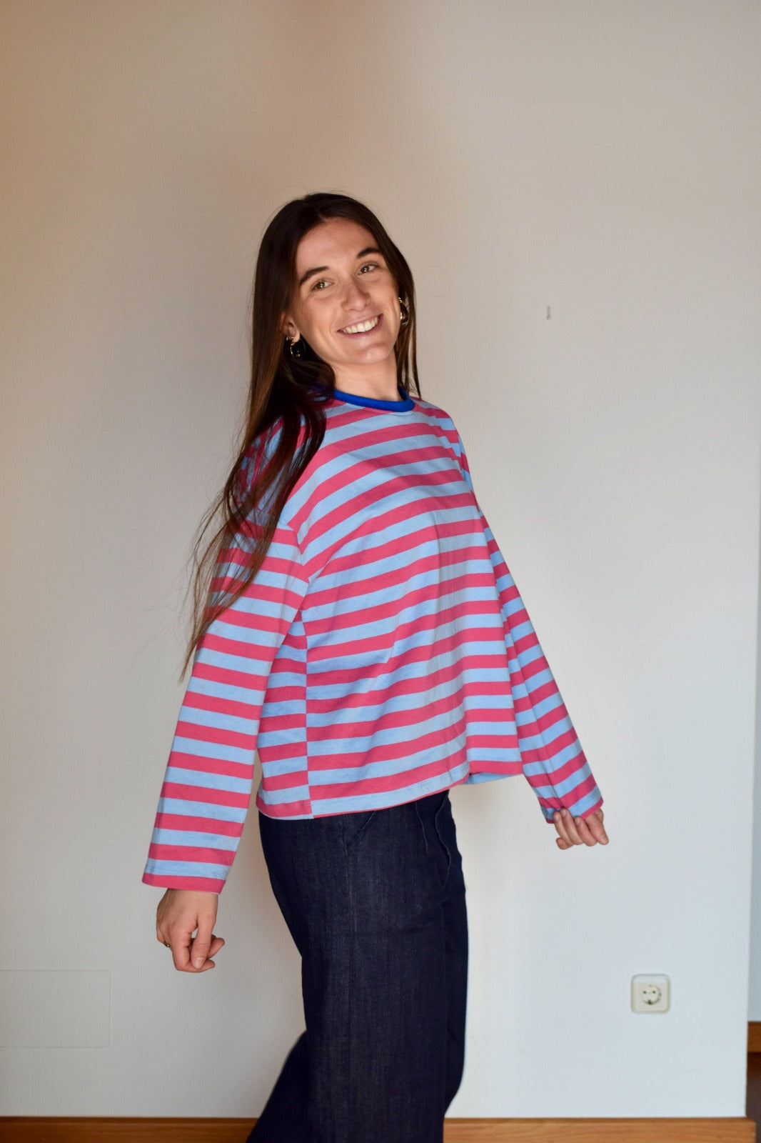 Camiseta Núria Celeste y Fucsia