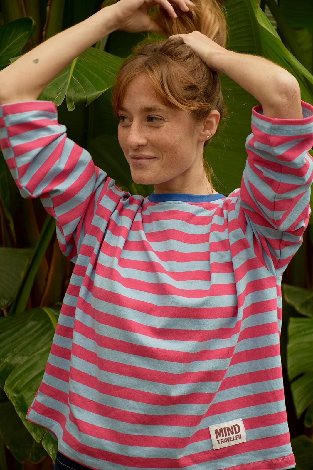 Camiseta Núria Celeste y Fucsia