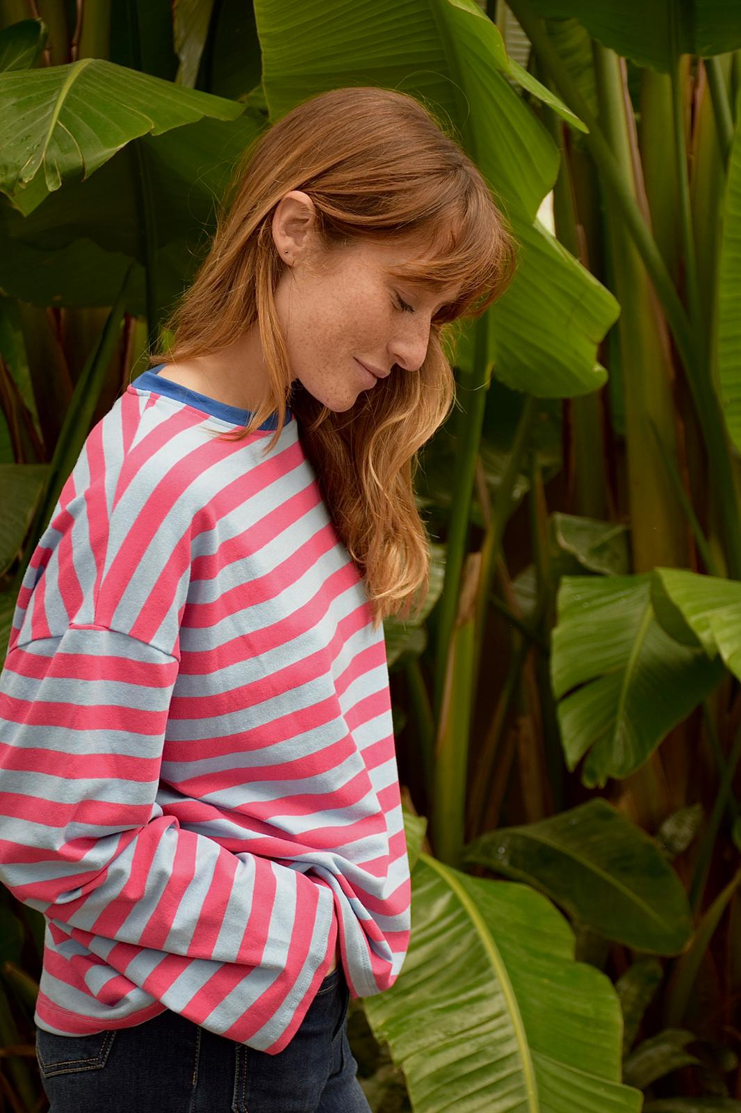 Camiseta Núria Celeste y Fucsia